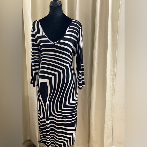 Fashion to Figure Dresses & Skirts - Fashion to Figure Black and White Geometric V‑Neck Midi Dress